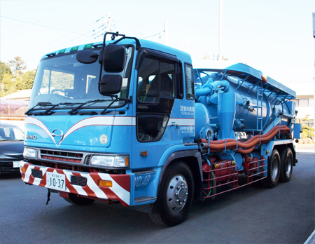 吸引車大型車 10t車 斜め前 車両紹介 浄化槽維持管理の安川商事 吸引車大型車 10t車 斜め前 車両紹介 浄化槽維持管理の安川商事