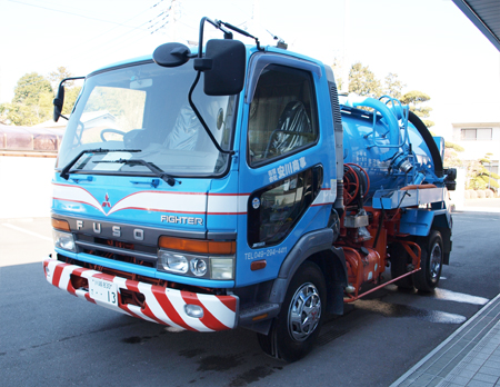 ダンパー車中型車 4t車 斜め前 車両紹介 浄化槽維持管理の安川商事